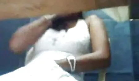 Um homem prático filmes pornos amadores brasileiros em uma buceta morena chuta um membro dela em um anal profundo