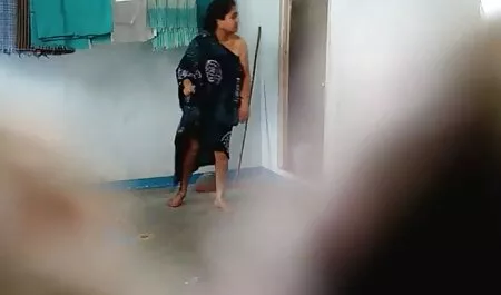 A garota tirou a jaqueta pornozao amador e distribuiu seus peitos enormes