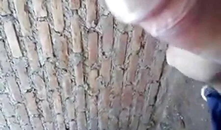 Sentado no vídeo pornô na net banheiro menina faz xixi em meias longas