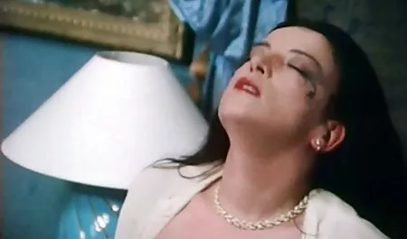 Anal pornoa amdor com loira em um sofá macio
