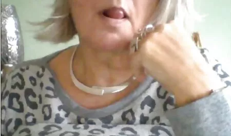 Casa de banho sexo amador pornô mimada no chuveiro com BBW mãe