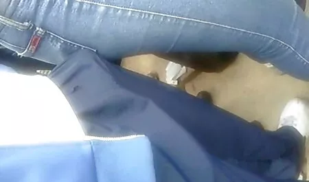 Oficiais de segurança se sentaram com um videos pornos reais amadores juiz e um advogado no processo