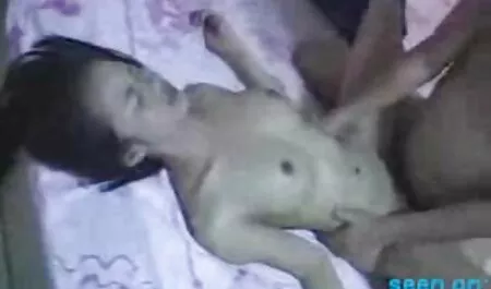 Skinny só pornô caseiro menina que estendeu suas calças ternos pegou o cabelo entre as pernas