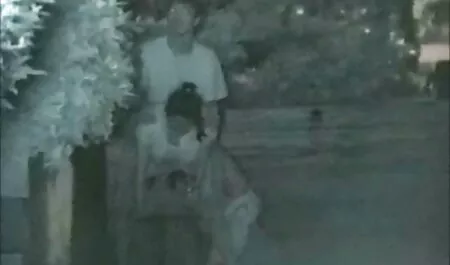 O marido deixou sua esposa sob quatrocentos amigos assistir sexo caseiro