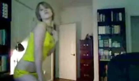 Sentado no sofá, a menina filmes porno caiu na net mostra os dedos dos pés