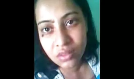 Menina nua fica nua videos pornos amadore na câmera
