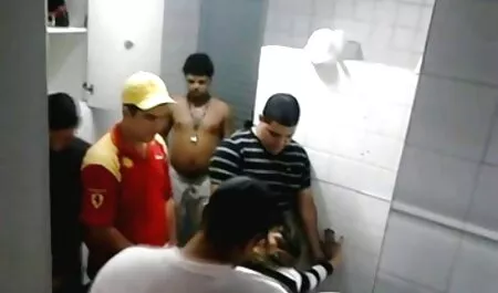 Garota exótica video caseiro de sexo grátis em tatuagem e piercing levanta seu clitóris