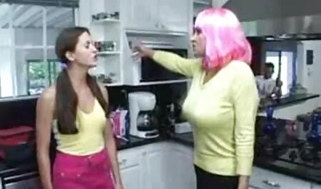 Uma bela jovem se veste videos caseiro erotico suavemente na cozinha