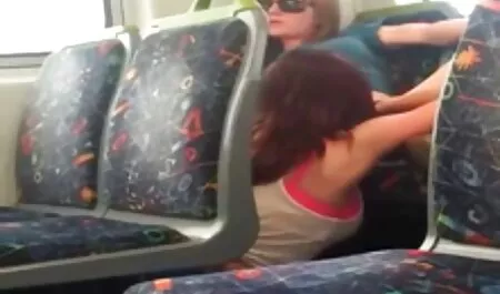 A camisa loira e morena disposta na cama mostrou videos pornos caseiros nacionais seus peitos e sua buceta cabeluda