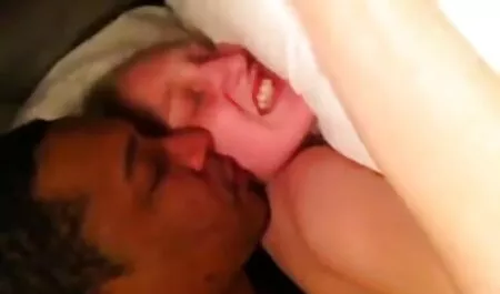 Bela modelo fica nua na câmera xvídeo pornô amador