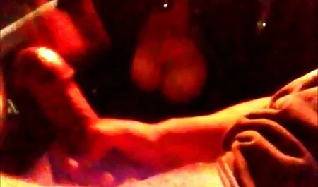 Uma prostituta Russa em um corredor em um bordel rasgado pornô amador escondido câncer