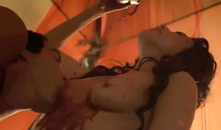 Oral e anal Aventuras de pornô caseiro com mulheres um casal de família