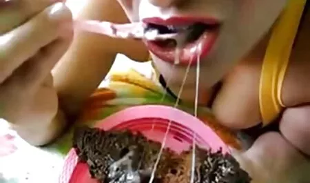 Eles puxaram uma prostituta através do pornô ama Buraco da meia calça no banheiro