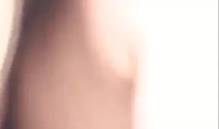 Menina em meias conversa chupa o pau de seu filme porno amador completo amante