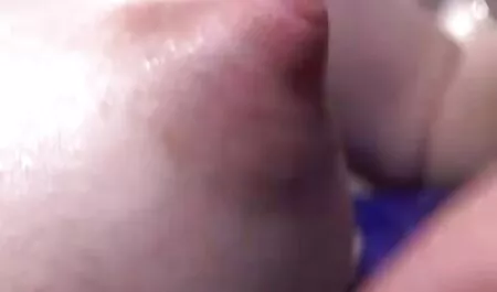 Uma garota peituda aliviou a pornô caseiro com casadas tensão de seus três caras a levou na boca e o pé na buceta