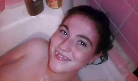 Veja as roupas videos caseiro de lesbica na roupa ao lado da piscina