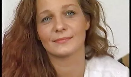 Mamãe decidiu agradar seu filho pornô amador escondido dormindo