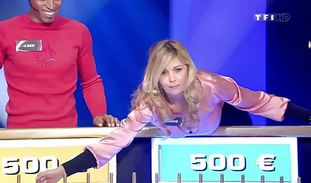 Ela recebe baixa enquanto dela marido recebe fodido de uma vídeo pornô amador de maduro aunt