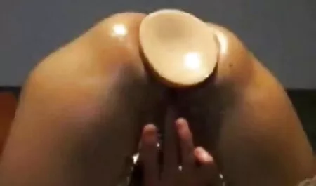 Balvanaya mostra seus peitos, coloca sua buceta porno amador xxxx dentro da vagina do pênis para entrar na companhia, no final de um orgasmo tempestuoso