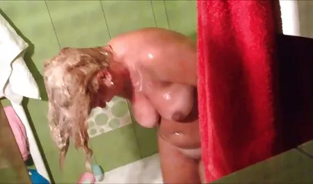 Puta está prestes vídeos amadores pornográficos a lançar um novo strap-on com seus amigos