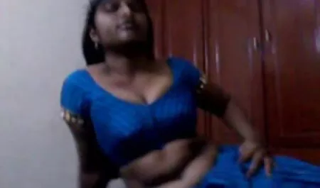 Quase a menina vídeo pornô amadores mostra foder em sua boca doce e cortes em seu rosto