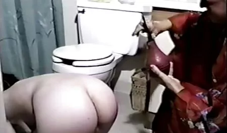 Morena Na Meia-calça e estiletes em uma cabana de madeira rígido cachorrinho vídeo pornô feito em casa foda