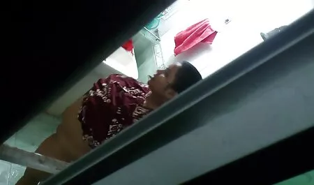 Magro cadela pornoo amador em cadeira masturbates