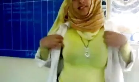 A tampa atrás do tubo é mostrada pornô amador câmera escondida
