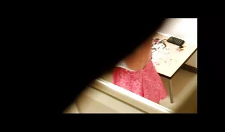 Esse cara pornô amador câmera escondida decidiu fazer sua filha feliz com um super masturbador