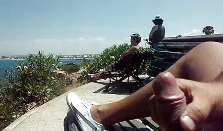Magro frango mostra a beleza na frente dos vídeo amador pornô caseiro designers