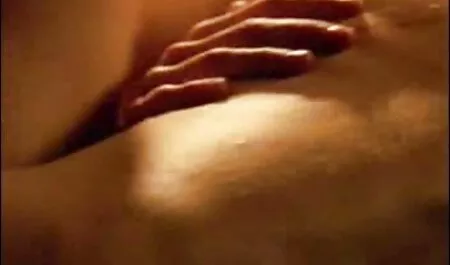 A criança limpa bem o pornoamadorx pé