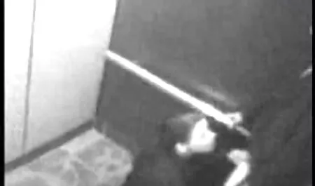 Mascarado médico empurra o pênis para baixo do paciente do pescoço durante o sono videos caseiro de lesbica