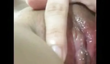 Veja morenas morenas com suas línguas video brasileiro caseiro se tornam felizes