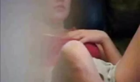 Bunda grossa lambendo e colocando ervas vídeo de pornô caseiro feito em casa nas costas
