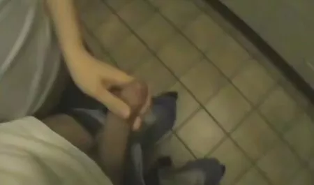 Um homem com um pornp amador amigo quebrou sua mãe em duas caixas