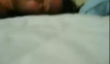Mulher asiática anda descalço nas ruas no pornô caseiro com mulheres inverno