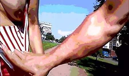 Beber em calças bêbadas e trocar melhor site porno amador brasileiro de roupa na parte de trás da garagem