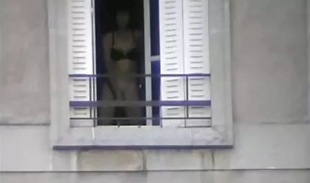 Homem de beleza acordou de manhã para videos caseiro de swing assistir