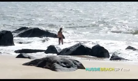 Sua jovem pornô de sexo caseiro namorada com dois seios pequenos no chuveiro