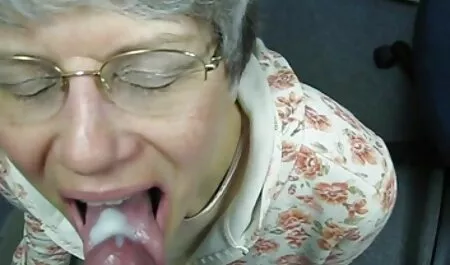 Linda garota nua visitou o vídeo pornô amador de banheiro na câmera