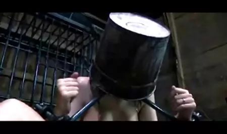 Uma mulher sexo caseiro câmera escondida de sonho é punida por um membro por causa do caos em um apartamento