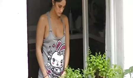 Bonita mulher deitado em uma striped pprno amador sofá