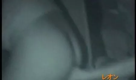 Gostoso cum menina alimenta na porrno amador frente de seu namorado