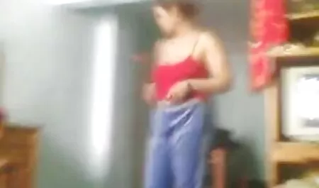 Jovem beleza com pigmentos leva um pau profundamente sexo grátis caseiro em sua boca