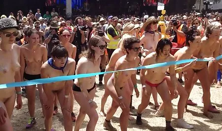 Menina supostamente fazer xixi nas escadas deitado no pornô caiu na internet playground